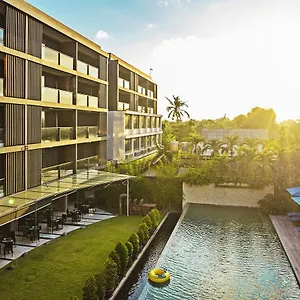 By Watermark And Hotel